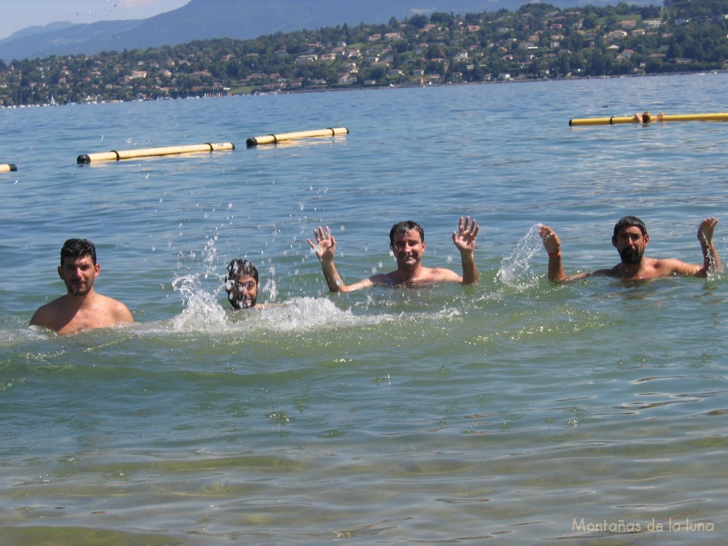 Bañándonos en el Lago Leman; de izquierda a derecha: Quique, Trino, Joaquín y Jesús